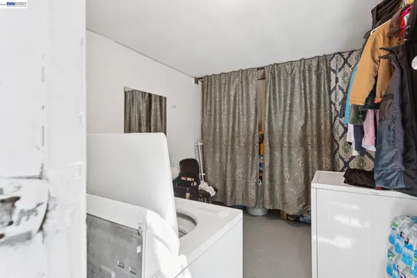 a view of entryway with outdoor area