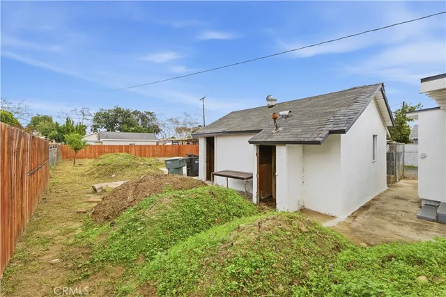 a front view of house with yard and garage