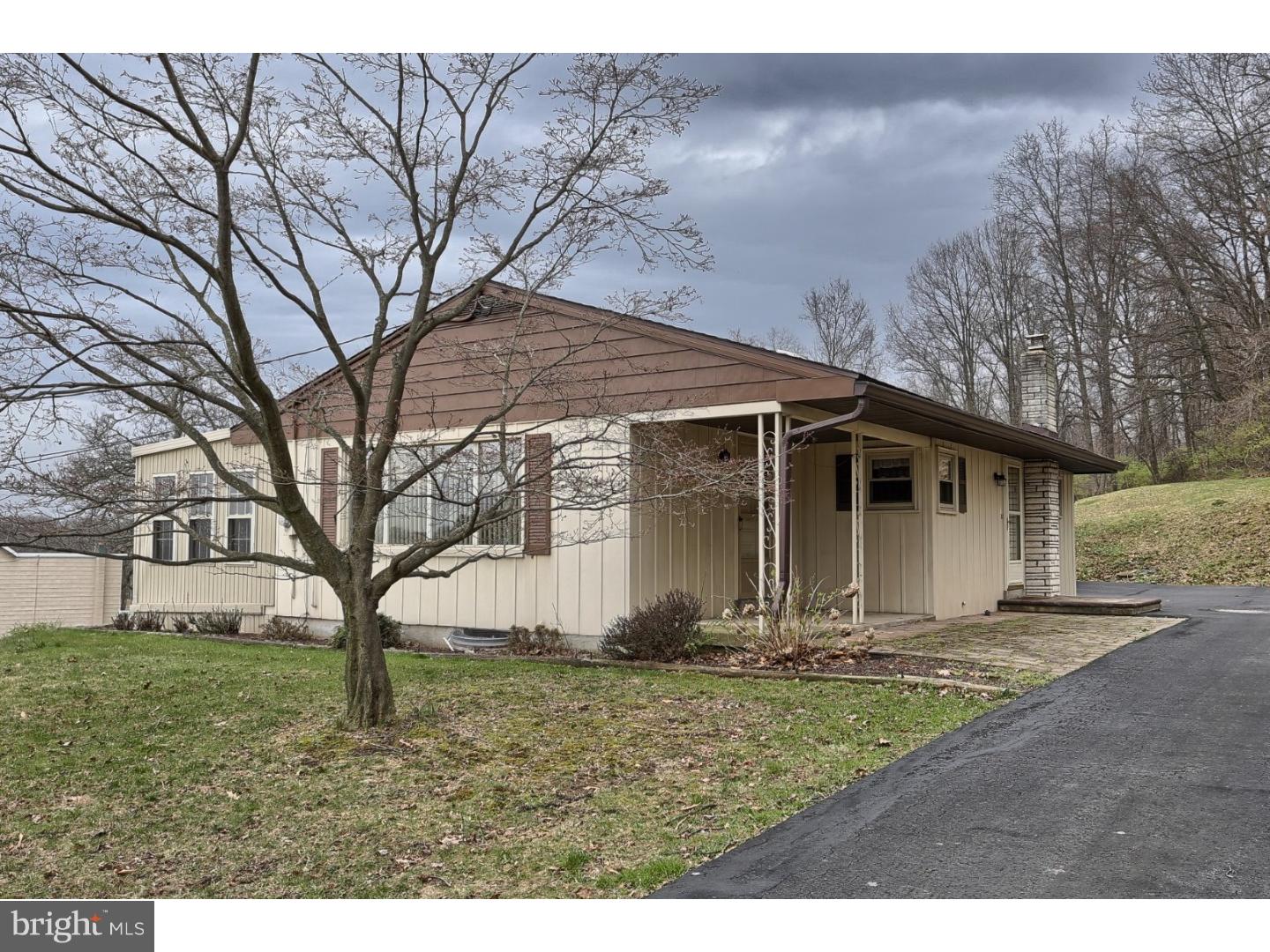 758 Old Lancaster Pike Reading, PA 19607 - Photo 4 of 25 Gallery Image 4