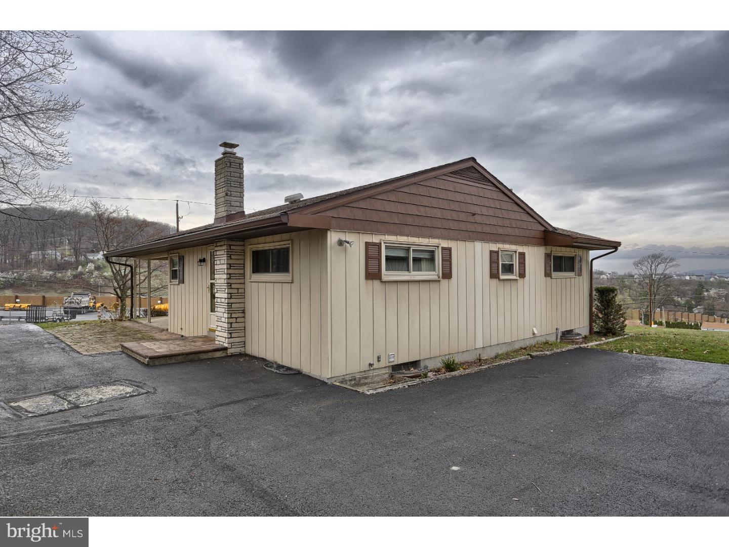 758 Old Lancaster Pike Reading, PA 19607 - Photo 5 of 25 Gallery Image 5