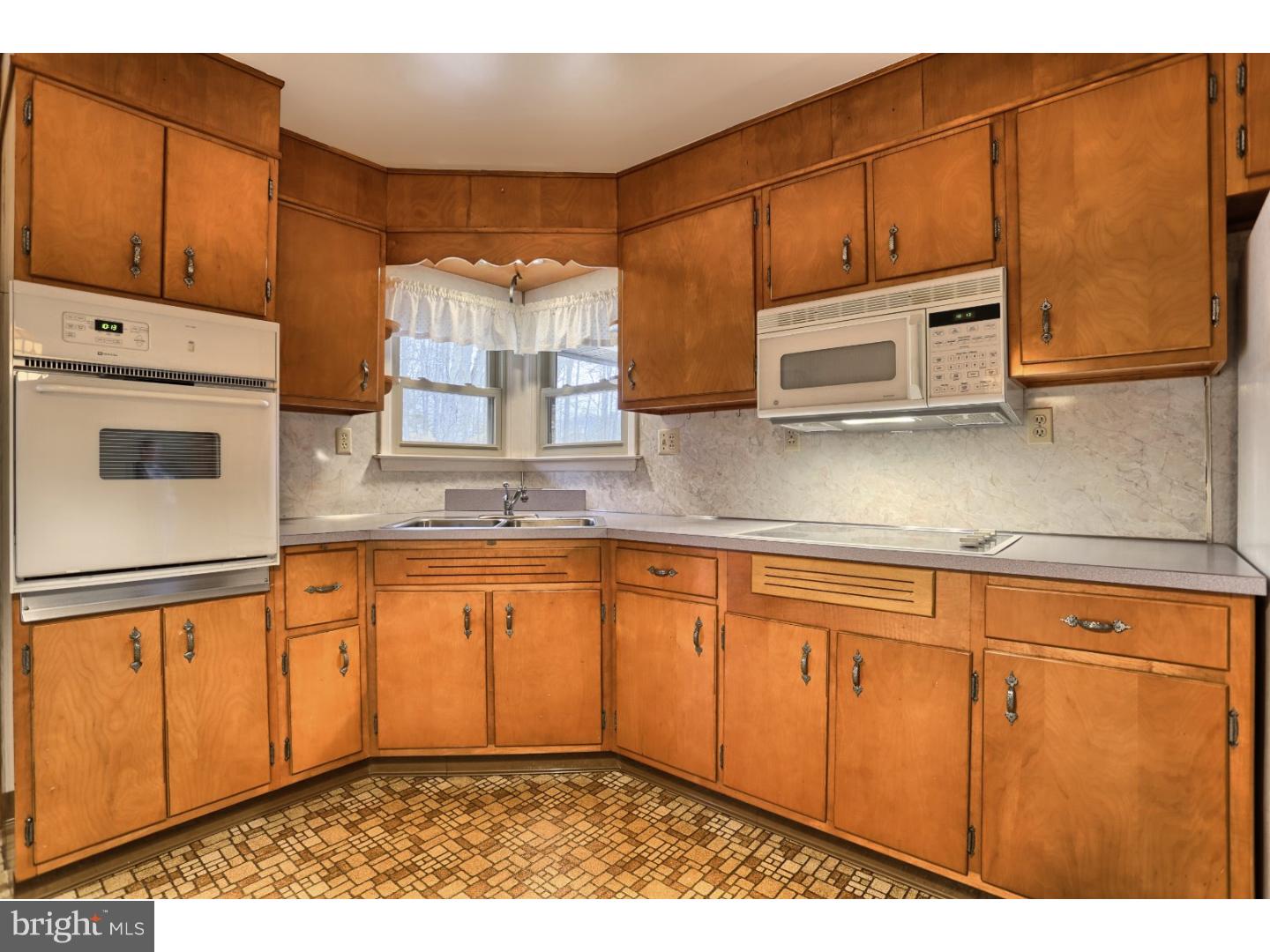 758 Old Lancaster Pike Reading, PA 19607 - Photo 9 of 25 Gallery Image 9