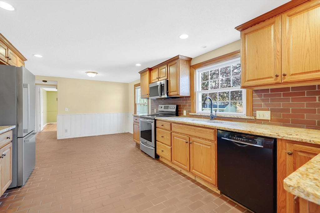 144 West Allen Ridge Road Springfield, MA 01118 - Photo 7 of 42