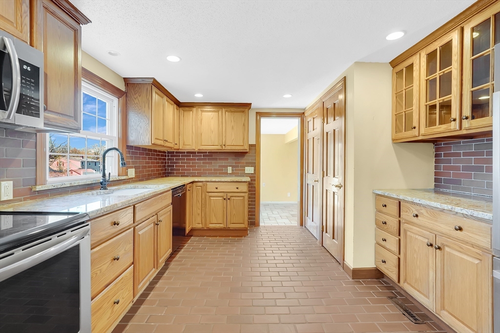 144 West Allen Ridge Road Springfield, MA 01118 - Photo 8 of 42