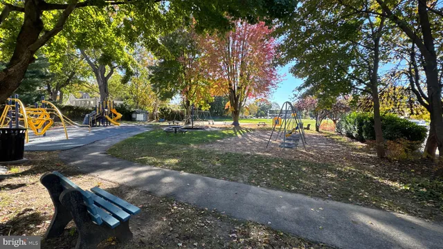 a view of yard with green space