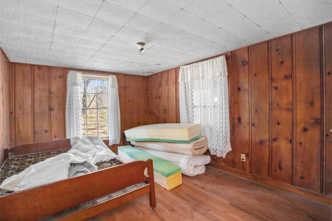 588 Linville Grimes Road Diboll, TX 75941 - Photo 18 of 30 a living room with furniture and wooden floor