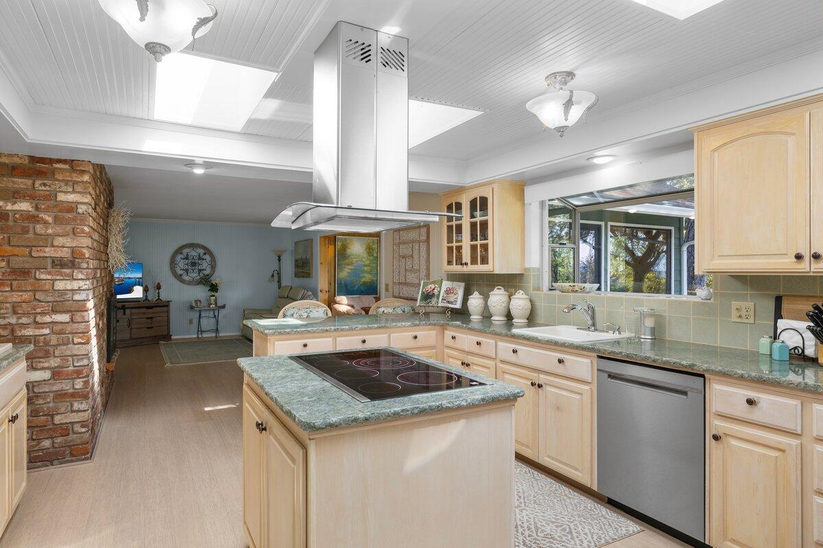 1129 Three Pines Road Grants Pass, OR 97526 - Photo 19 of 51 Kitchen and Den