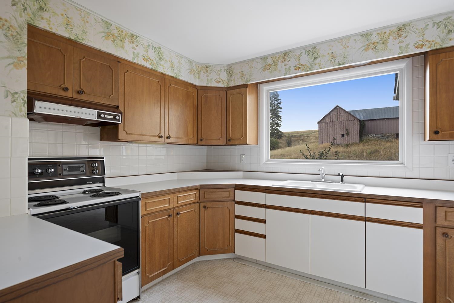 10915 South Silver Hill Road Spokane, WA 99223 - Photo 14 of 50