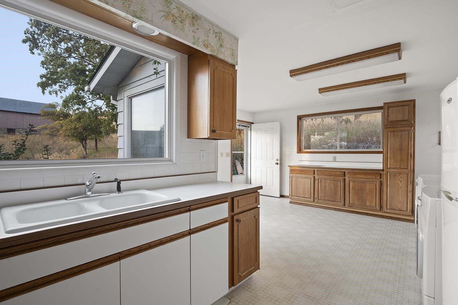 10915 South Silver Hill Road Spokane, WA 99223 - Photo 17 of 50