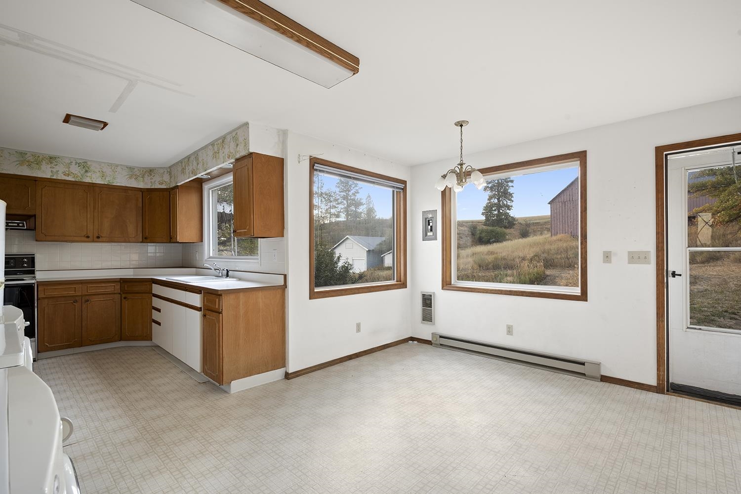 10915 South Silver Hill Road Spokane, WA 99223 - Photo 18 of 50