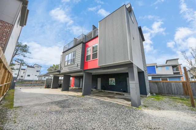 $2,300 | 1708 Winter Street, Unit C, Houston, TX 77007