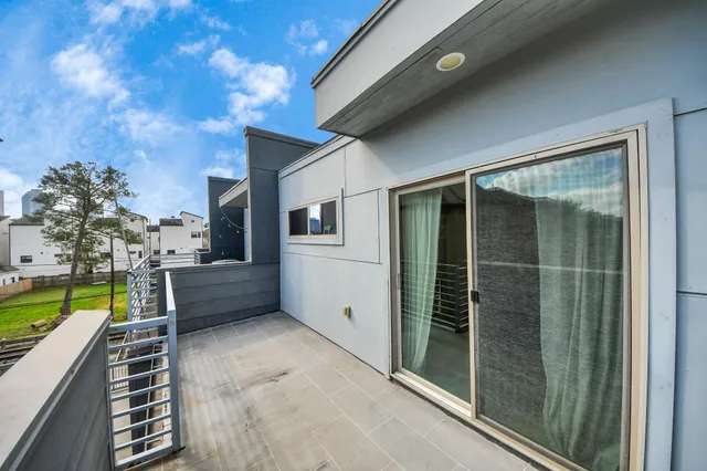 $2,300 | 1708 Winter Street, Unit C, Houston, TX 77007