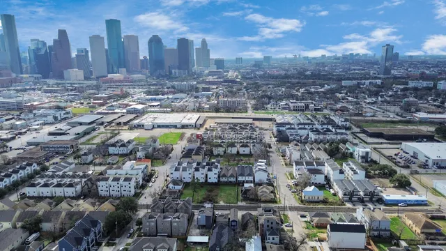 $2,300 | 1708 Winter Street, Unit C, Houston, TX 77007