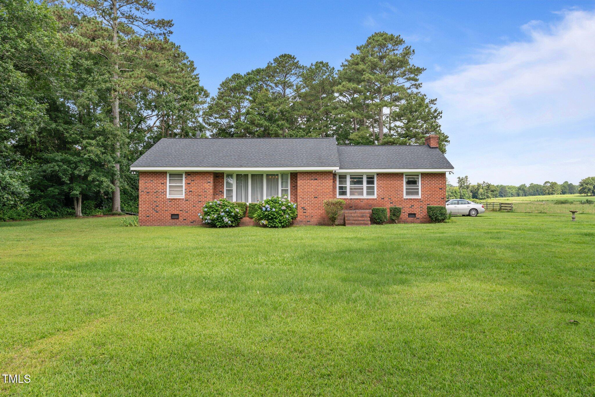 445 Lee County Line Road Broadway, NC 27505 - Photo 2 of 39 31-web-or-mls-DSC09705