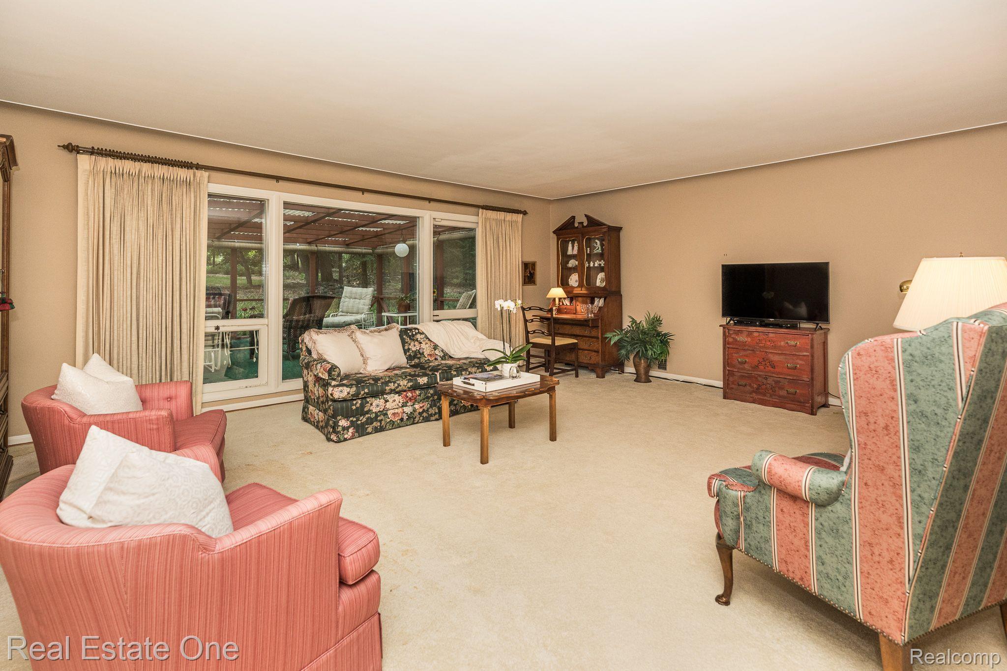 851 Peach Tree Lane Rochester, MI 48306 - Photo 28 of 60 Stately Formal Living Room
