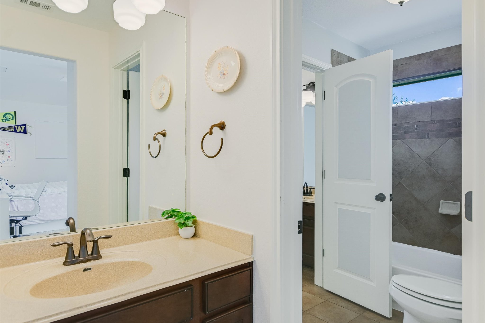 12312 Montclair Bend Austin, TX 78732 - Photo 26 of 40 4th Bathroom upstairs - Jack n Jill bathroom