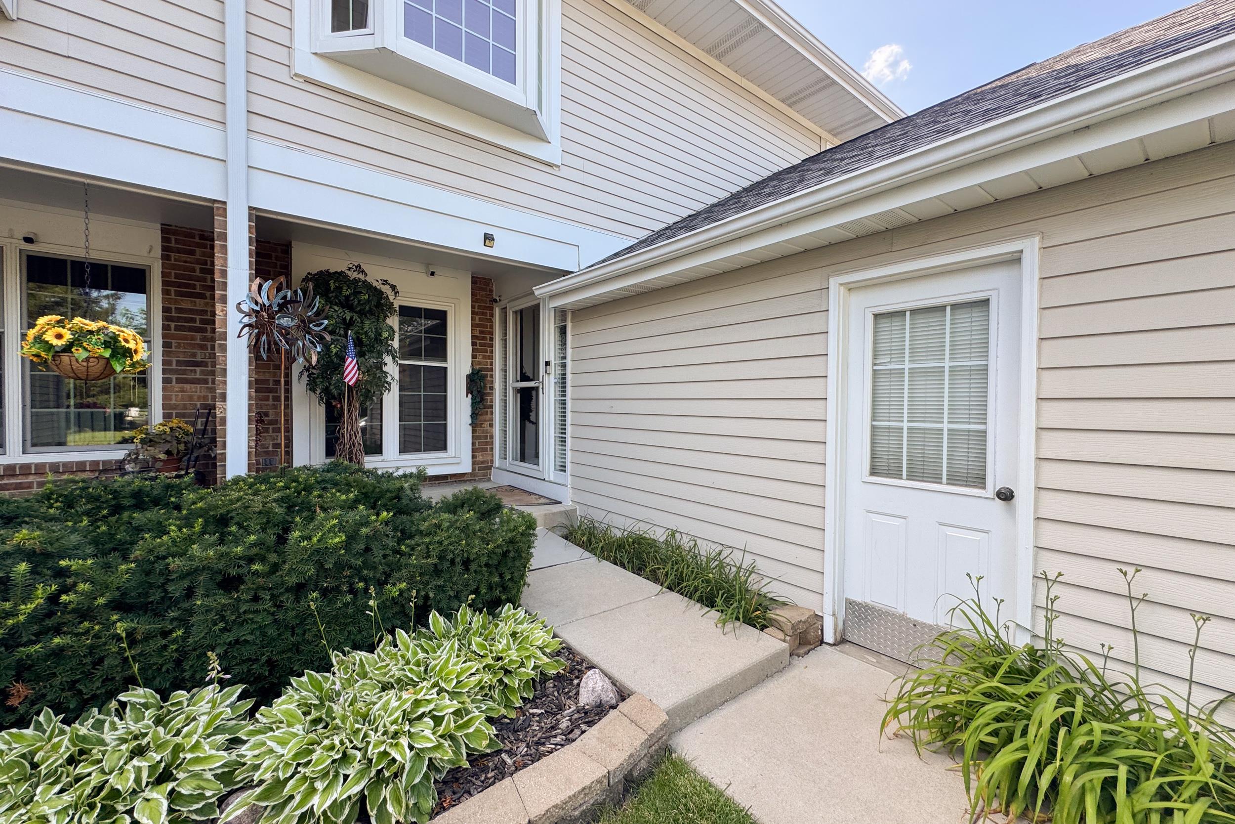 836 Golf Course Road Crystal Lake, IL 60014 - Photo 2 of 29