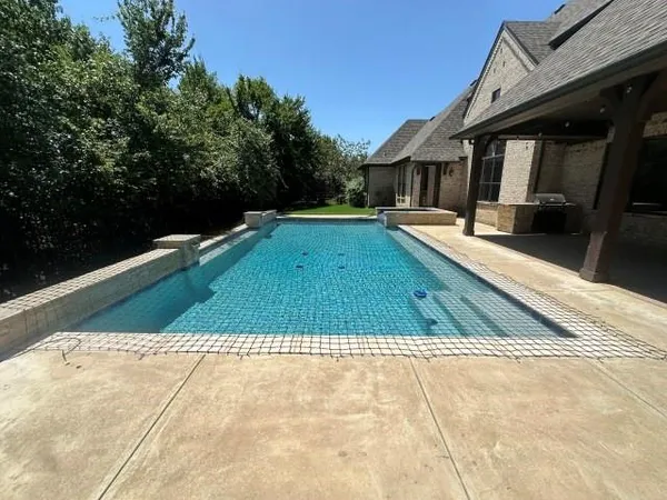 a view of a house with backyard