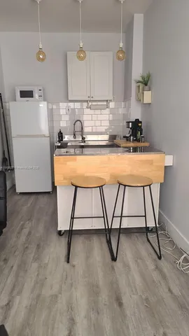 $1,850 | 3710 Collins Avenue, Unit N309, Miami Beach, FL 33140