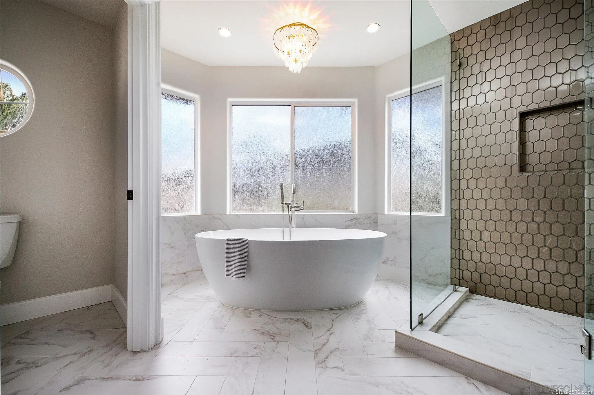 220 Jacob Lane Encinitas, CA 92024 - Photo 23 of 40 a bathroom with a bathtub and shower