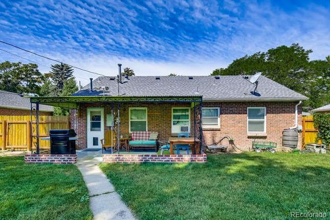 3880 Quay Street Wheat Ridge, CO 80033 - Photo 11 of 32 a front view of a house with a garden and plants