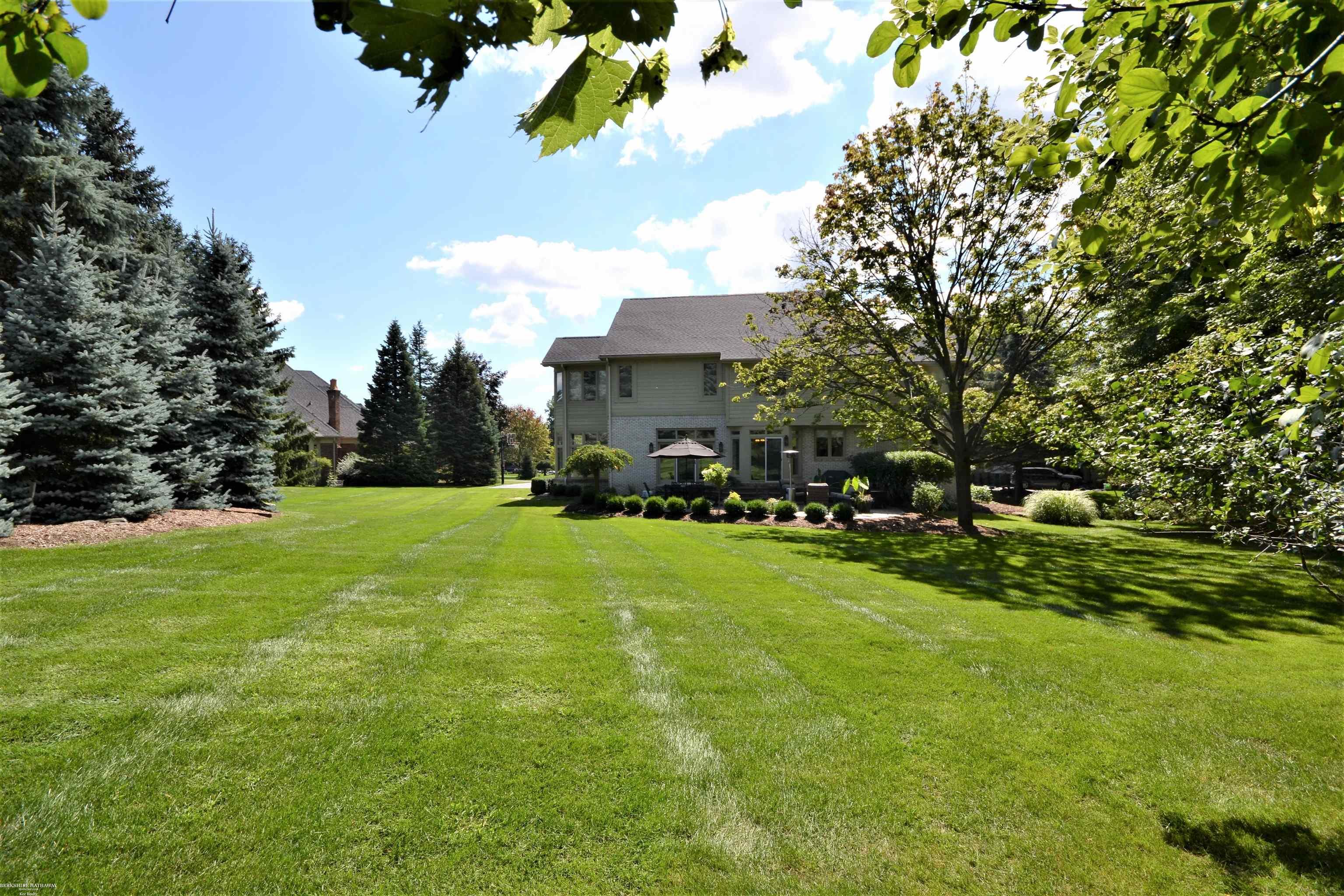 1813 Fox Run Rochester, MI 48306 - Photo 11 of 68 50087438-10.JPG