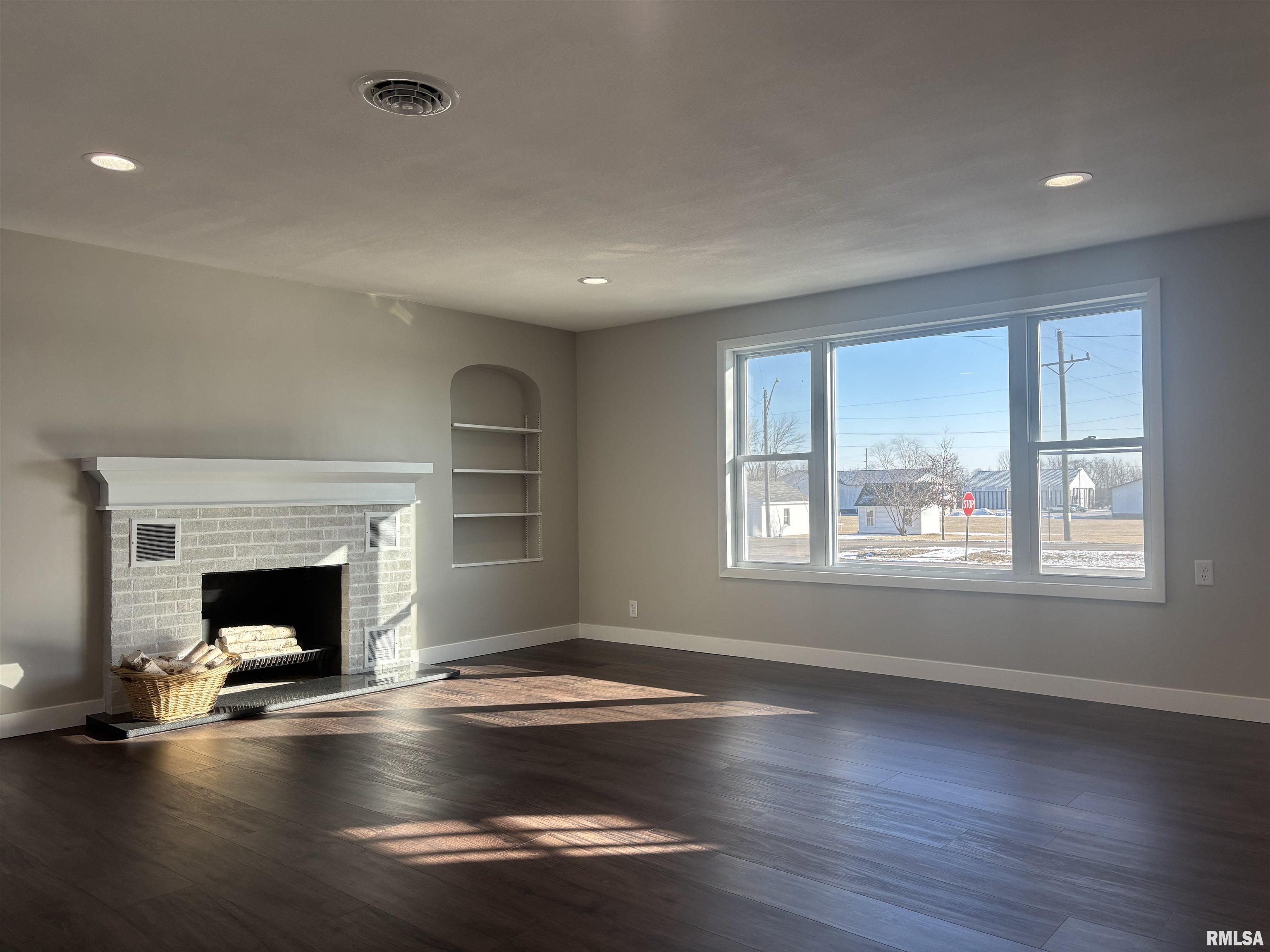 707 West Santa Fe Avenue Toluca, IL 61369 - Photo 4 of 50