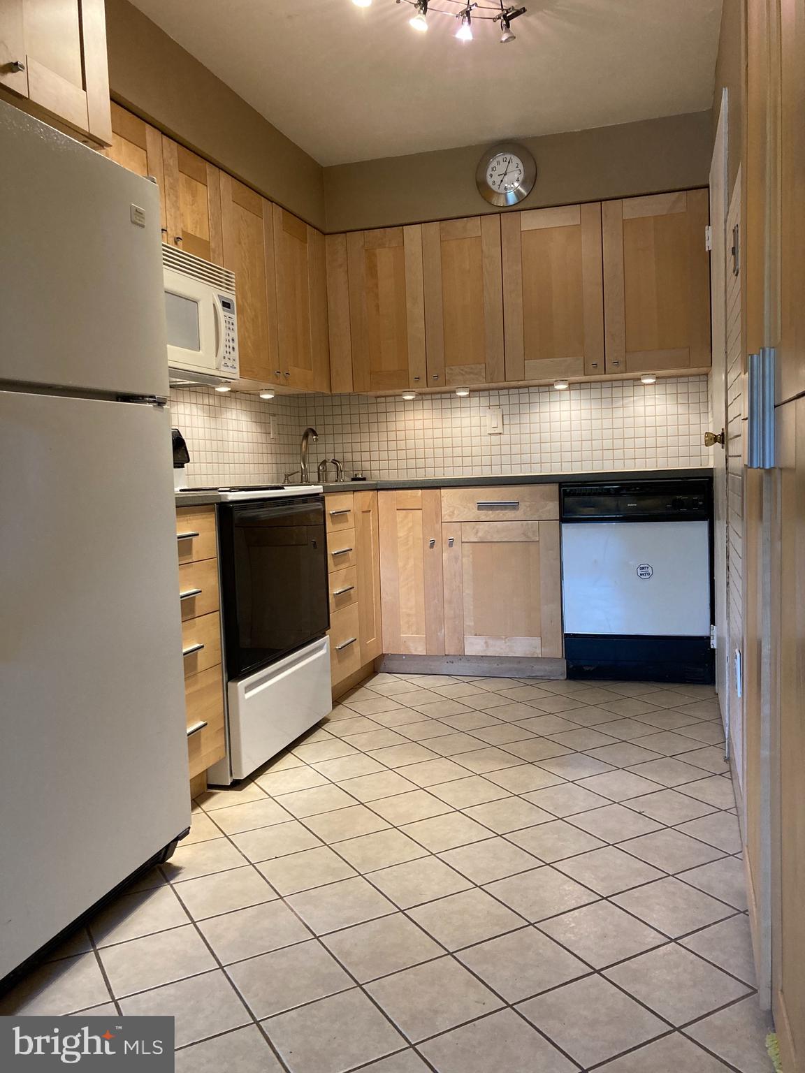 1053 Harbour Drive Palmyra, NJ 08065 - Photo 5 of 17 kitchen