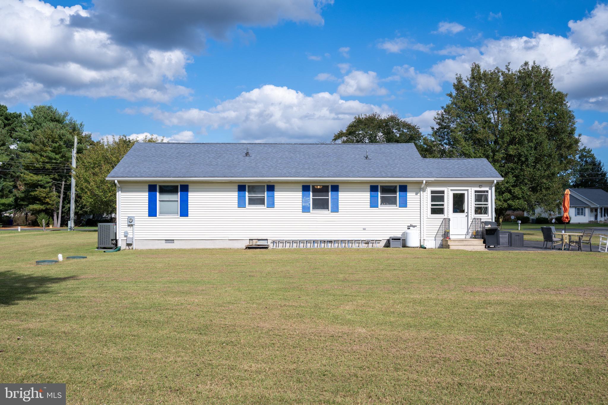 22400 Zoar Road Georgetown, DE 19947 - Photo 5 of 32 a front view of a house with a garden