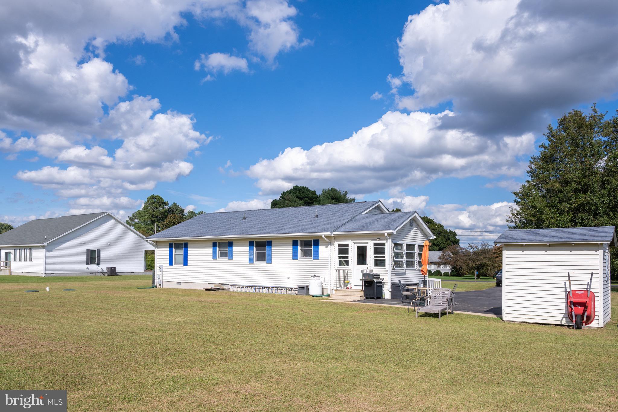 22400 Zoar Road Georgetown, DE 19947 - Photo 6 of 32 a front view of a house with garden