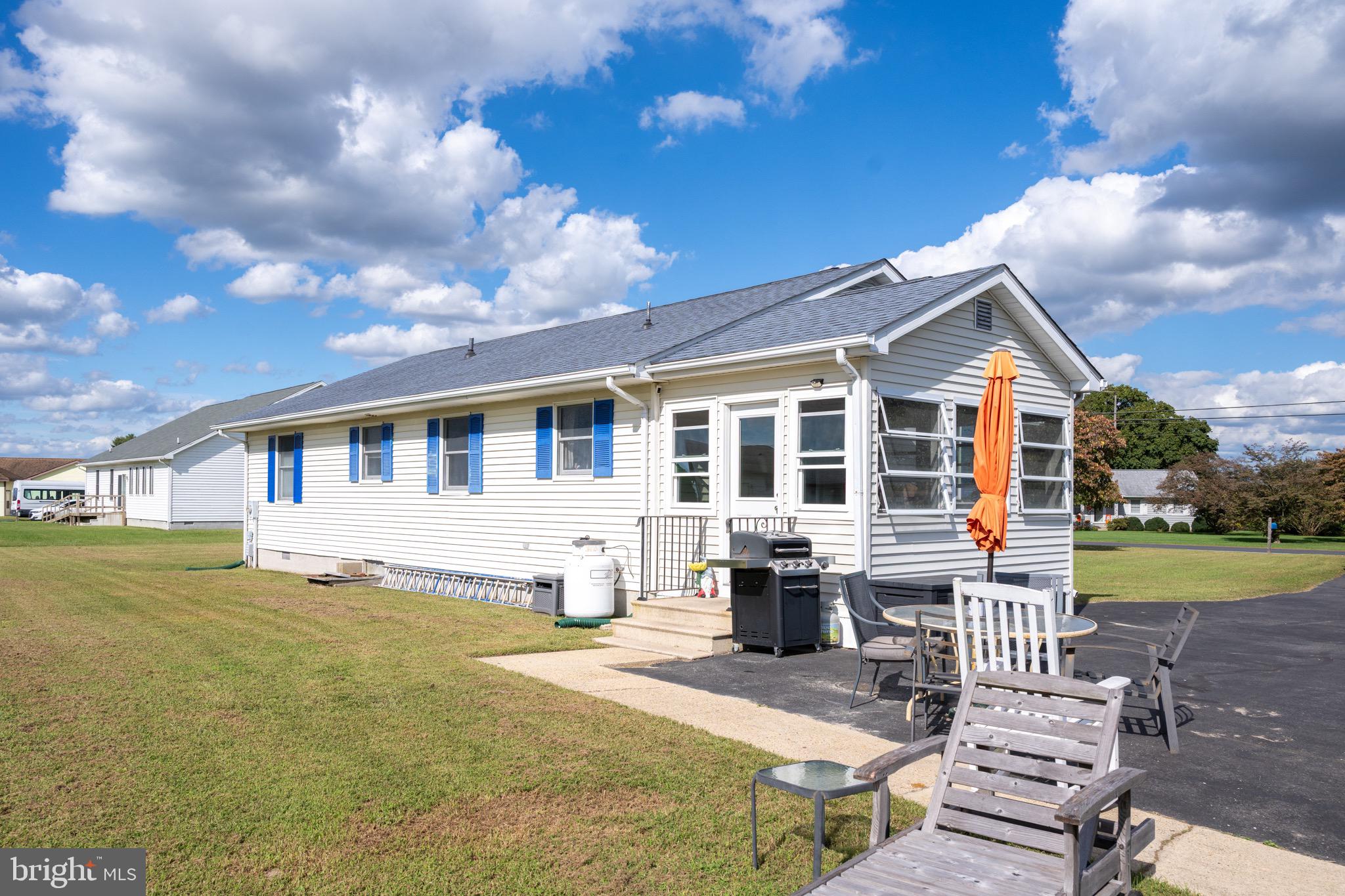 22400 Zoar Road Georgetown, DE 19947 - Photo 7 of 32 a front view of a house with garden