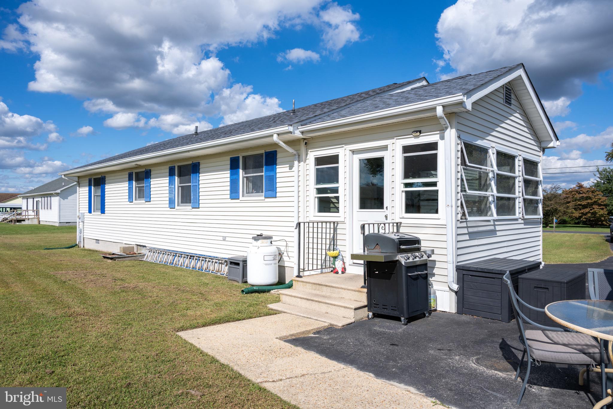 22400 Zoar Road Georgetown, DE 19947 - Photo 8 of 32 a front view of a house with yard