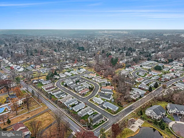 a view of a house with backyard and garden