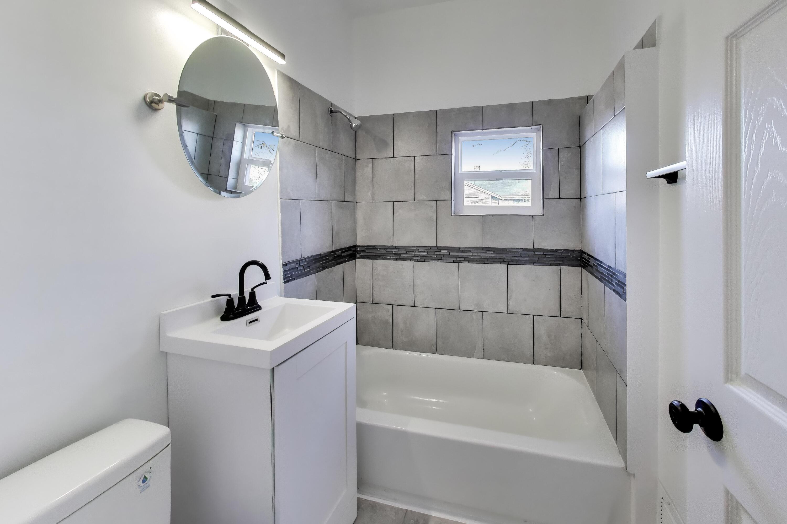 329 Pierce Street Gary, IN 46402 - Photo 16 of 17 a bathroom with a bathtub