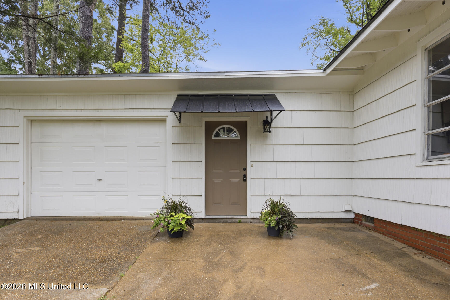 4546 Meadow Ridge Drive Jackson, MS 39206 - Photo 2 of 23 4546 Meadowridge-2