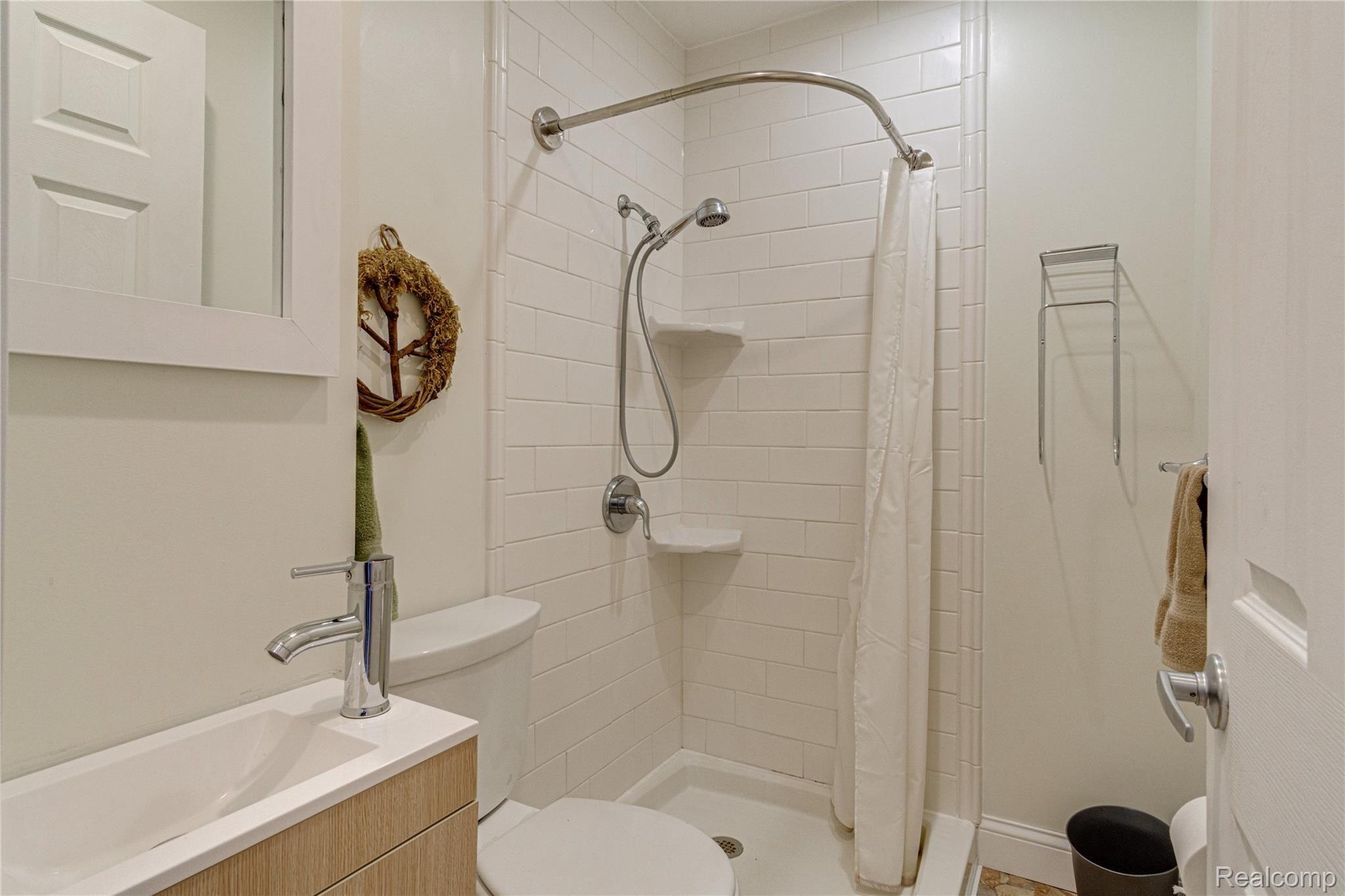 1423 North Long Lake Road Fenton, MI 48430 - Photo 13 of 30 Interiors (21 of 30).jpg