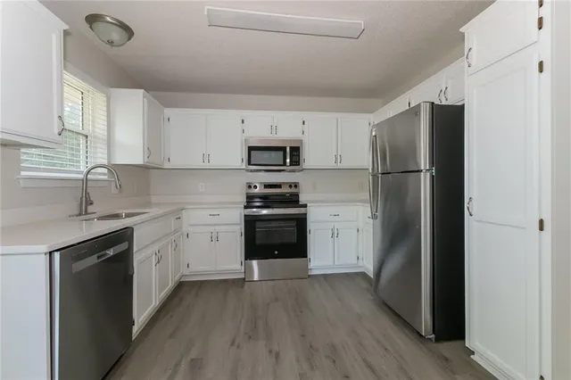 $2,170 | 406 Brookside Circle, Kearney, MO 64060