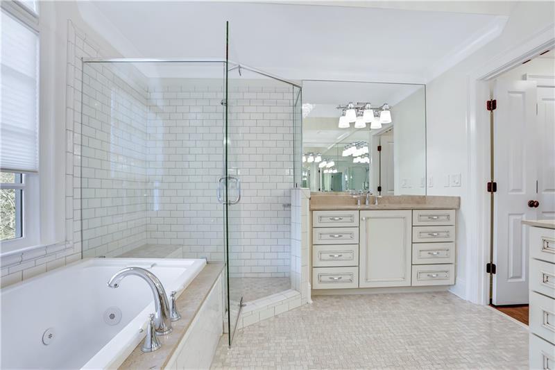 3100 Rhodenhaven Drive Northwest Atlanta, GA 30327 - Photo 25 of 52 a bathroom with a bathtub sink and mirror