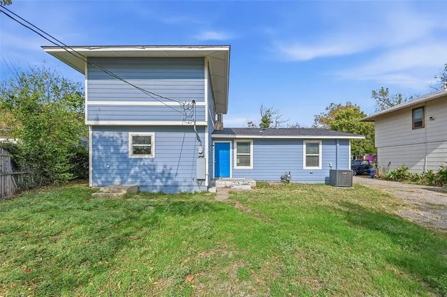 a view of a house with yard