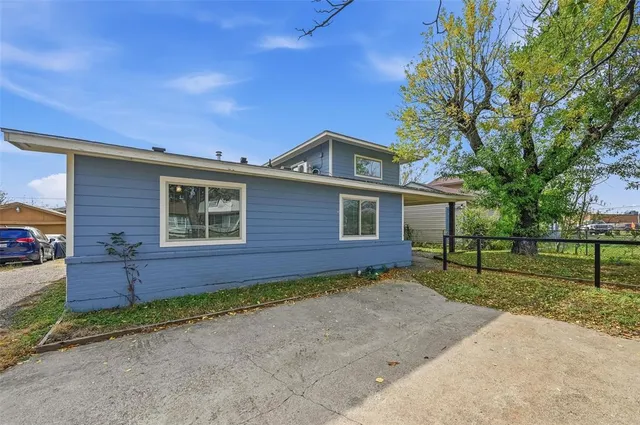 a view of front of a house with a yard