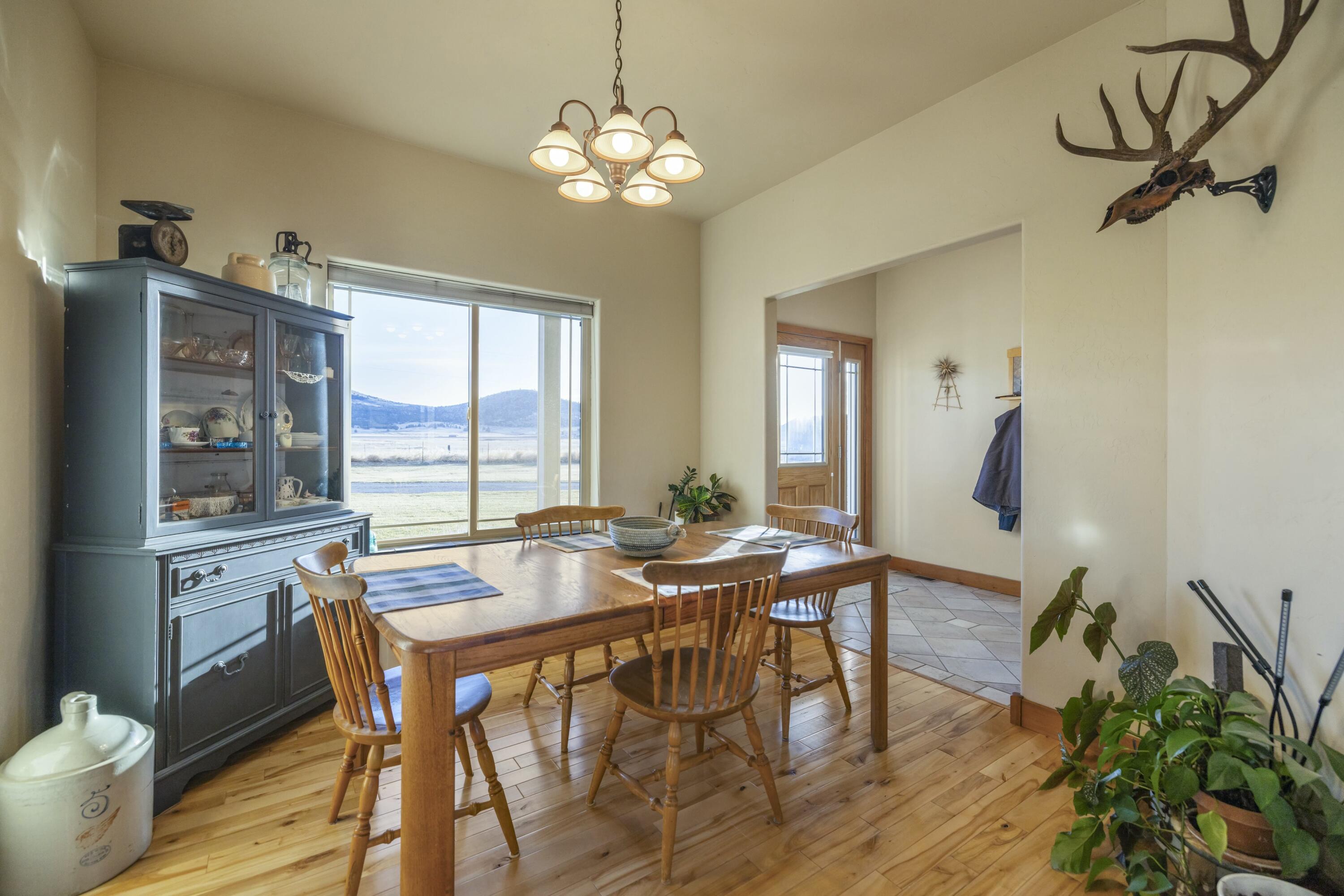 11251 Crystal Springs Road Klamath Falls, OR 97603 - Photo 16 of 64 dining room