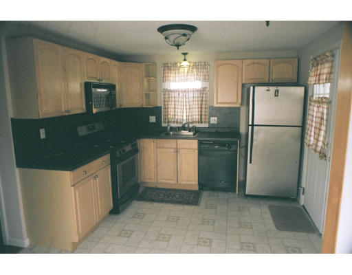 60 Leatherleaf Circle Springfield, MA 01109 - Photo 2 of 11