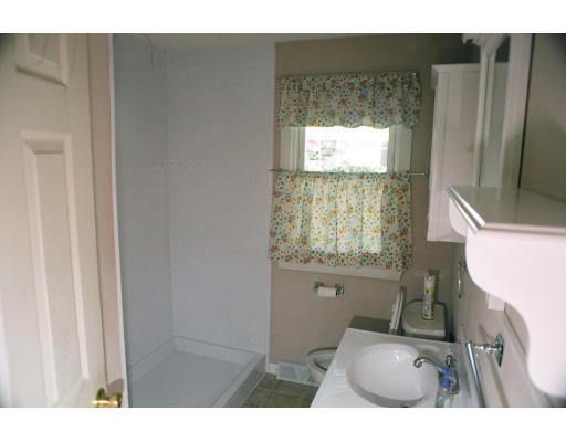 60 Leatherleaf Circle Springfield, MA 01109 - Photo 3 of 11