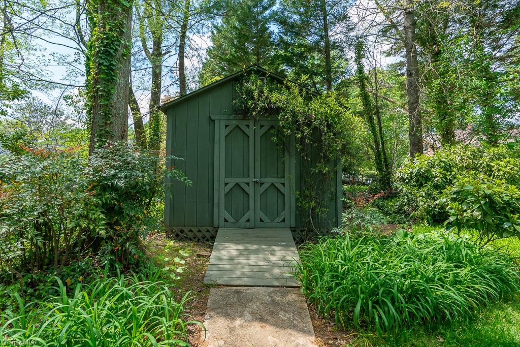 1317 Robinhood Road High Point, NC 27262 - Photo 6 of 32 Gallery Image 6