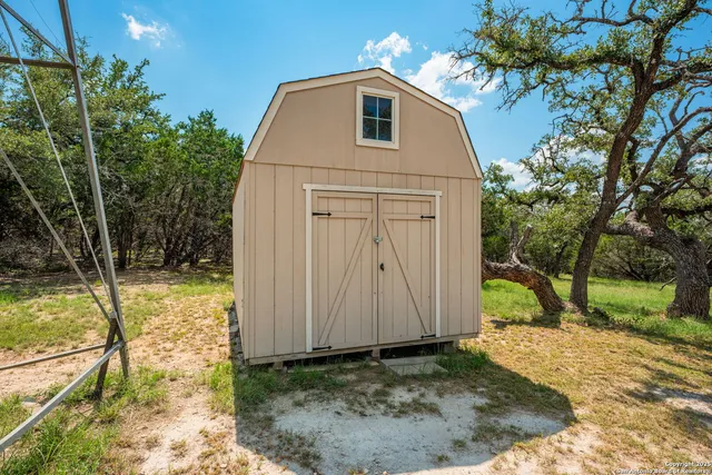 a view of a house with backyard