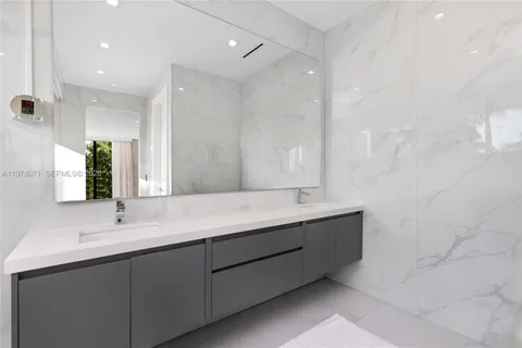 $6,990,000 | 5701 North Bay Road, Miami Beach, FL 33140