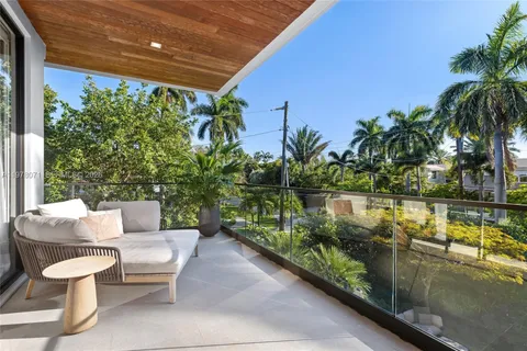 $6,990,000 | 5701 North Bay Road, Miami Beach, FL 33140