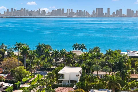 $6,990,000 | 5701 North Bay Road, Miami Beach, FL 33140