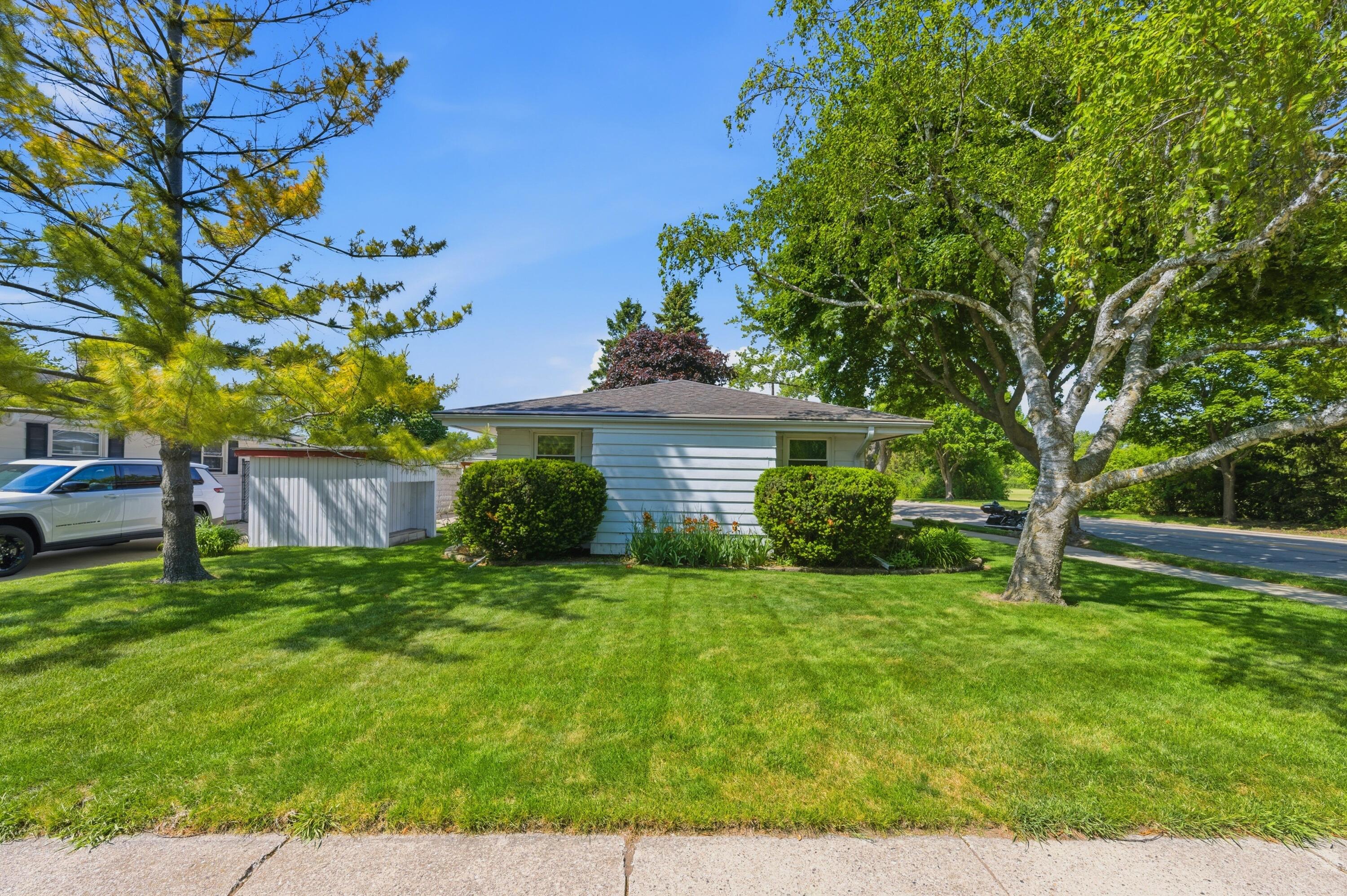 3520 Knoll Place Racine, WI 53403 - Photo 23 of 32 Yard