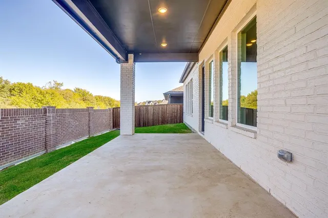 a view of a back yard