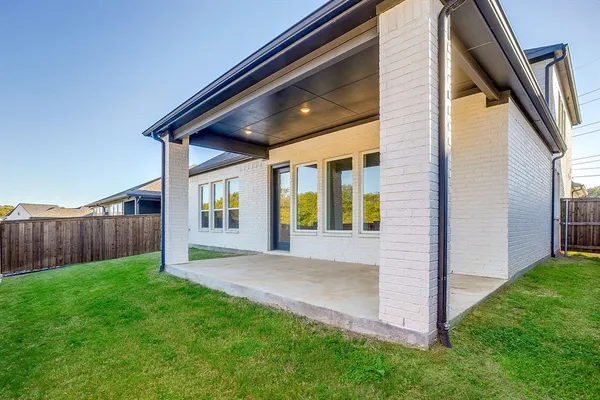a view of house with backyard and porch